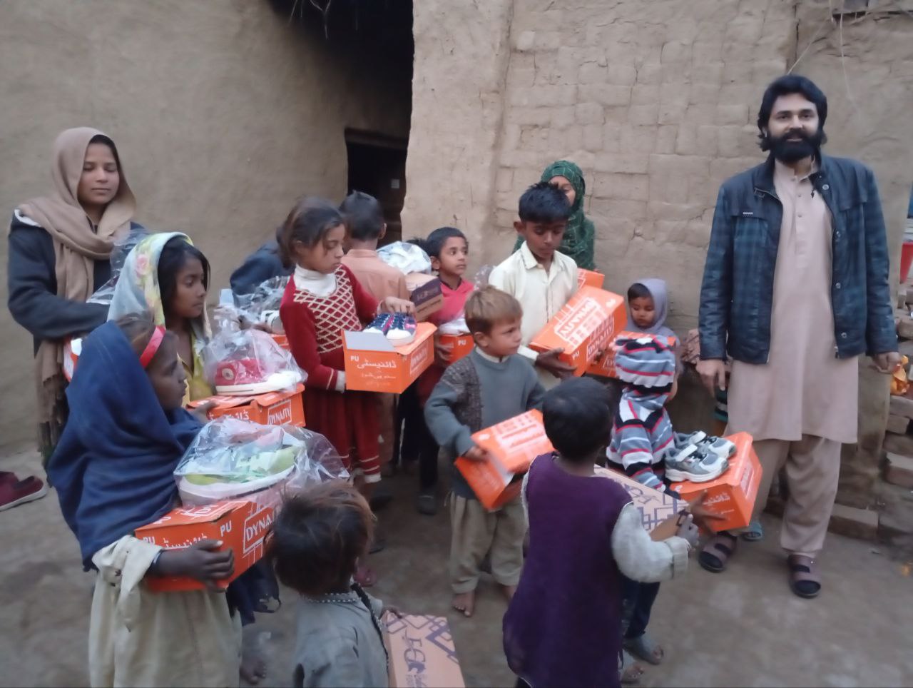 Evangelist Faryard verteilt Schuhe an Kinder in Pakistan